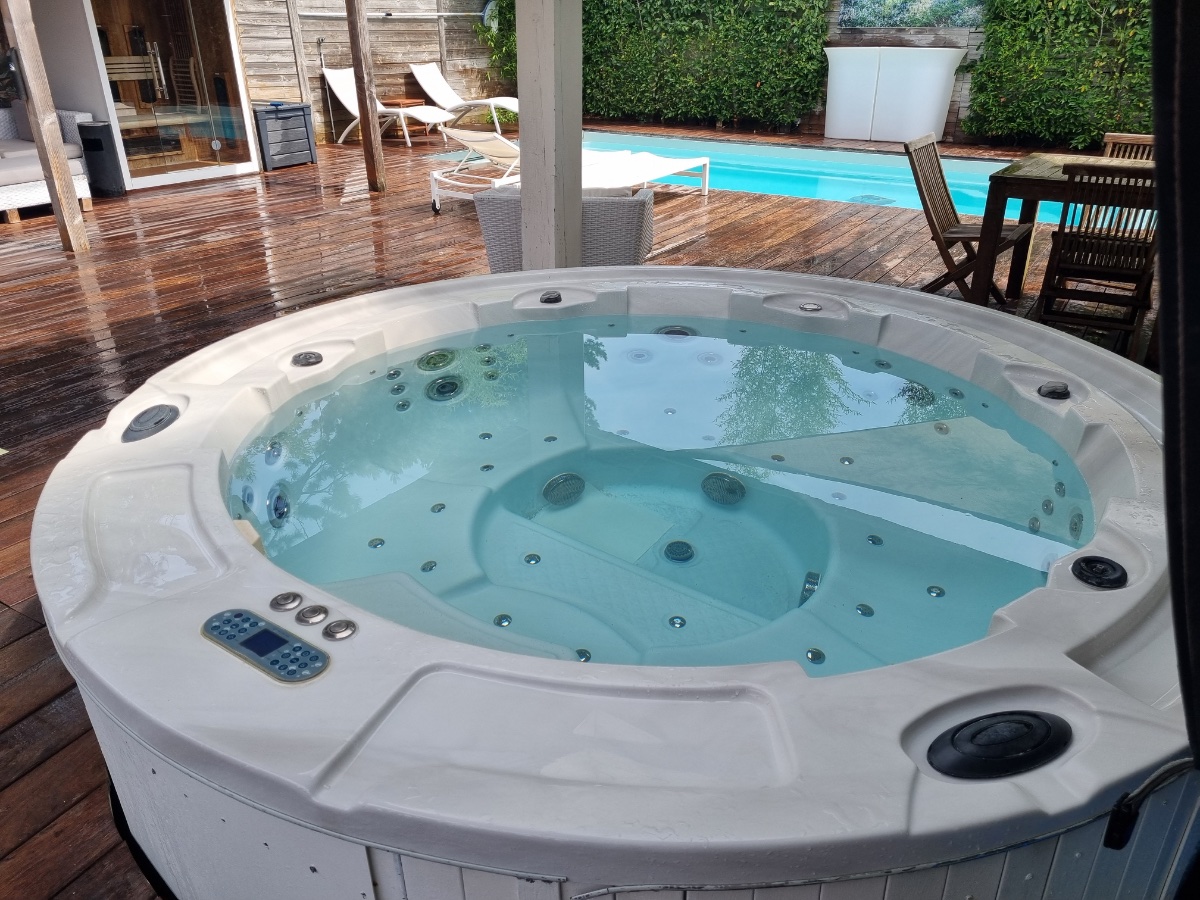 Overdekte buitenjacuzzi