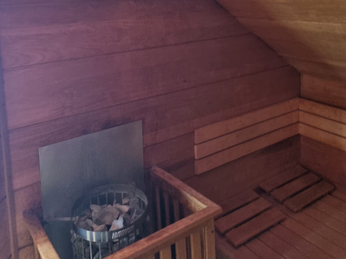 De Finse sauna met stemmige ledverlichting