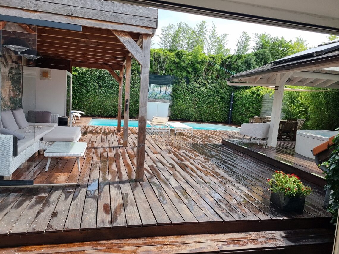 Het terras met pergola en loungehoek